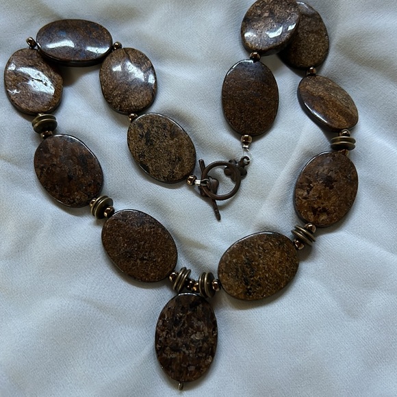 Vintage natural stone necklace with flower toggle clasp - Picture 4 of 4